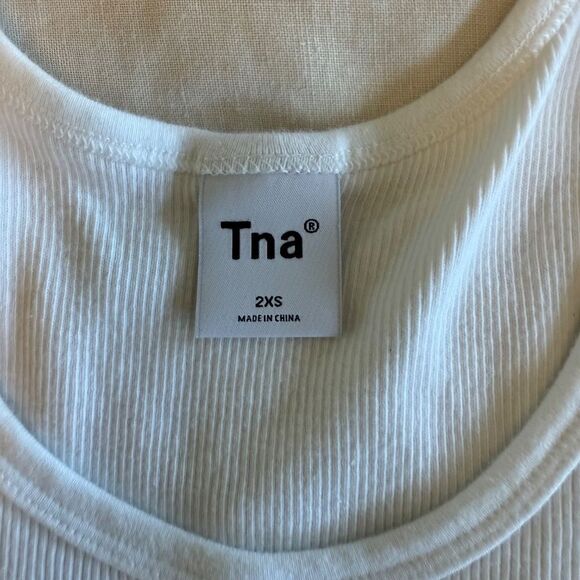 TNA Scoopneck Ribbed Cropped Tank - Picture 5 of 6